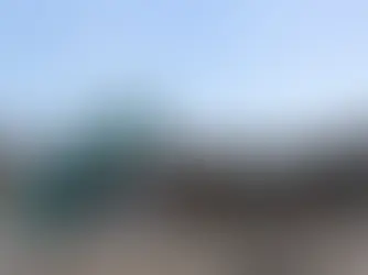 pelle mécanique qui démolie un batiment et qui dépose les déchets au centre