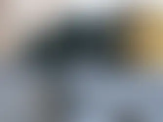 camion citerne renversé sur le sol avec de l'hydrocarbure qui se déverse sur l'enrobé