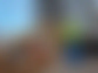 travaux de terrassement des terres à la pelle mécanique avec un ingénieur en gilet jaune qui surveille les terres