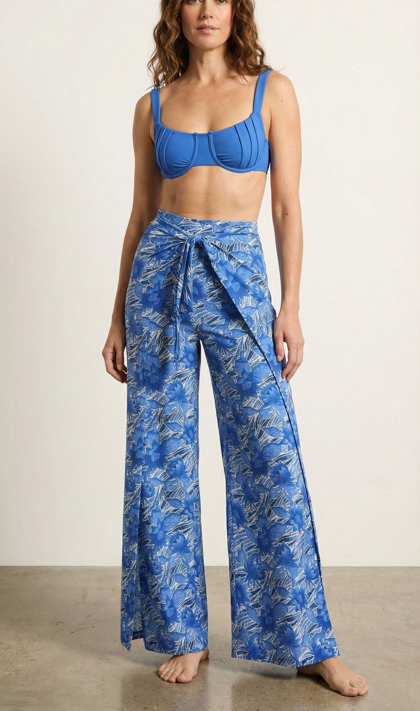 Blaue Wrap-Hose mit floralem Muster und Bindegürtel