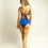 Miniaturbild: Rückansicht einer Frau in einem blauen Bügel-Bikini, der ein Banddetail am Rücken aufweist, während sie zur Seite blickt.