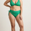 Miniaturbild: Grüne strukturierte Bikinihose am Modell, Frontansicht mit seitlicher Schnürung