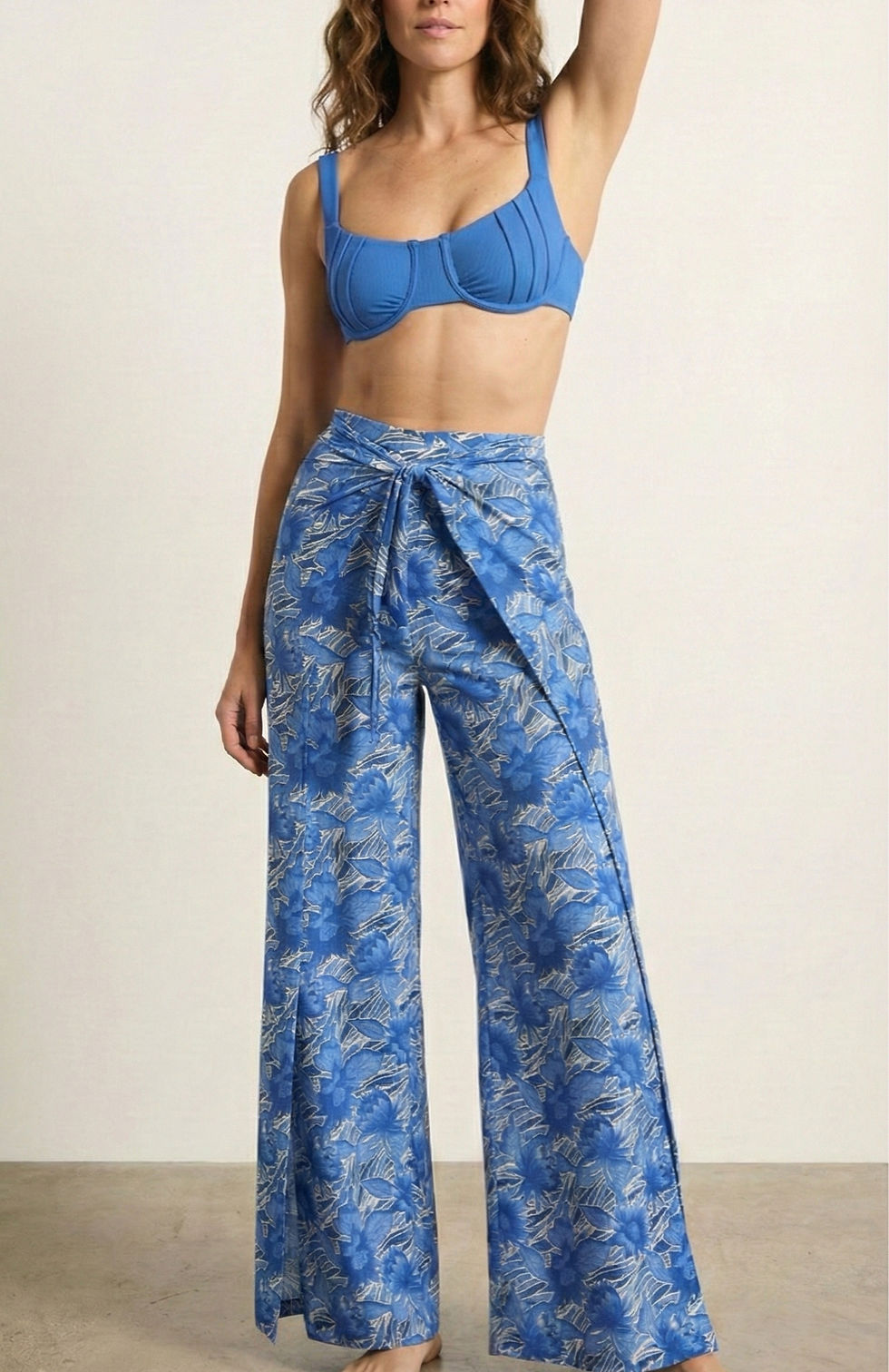 Miniaturbild: Blaue Strandhose mit weitem Bein am Model