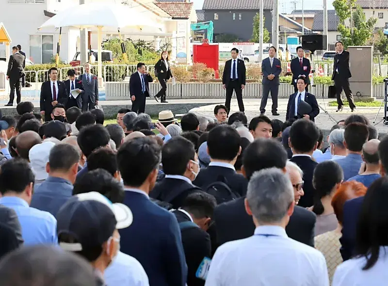 要人警護を行う警察官
