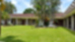 Jardín exterior de una residencia para adultos mayores