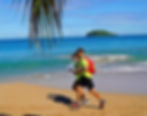Course sur la plage avec palmiers pendant l’épreuve WAM Guadeloupe