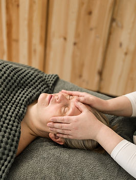 Hoitola Halin asiakas kasvohoidossa