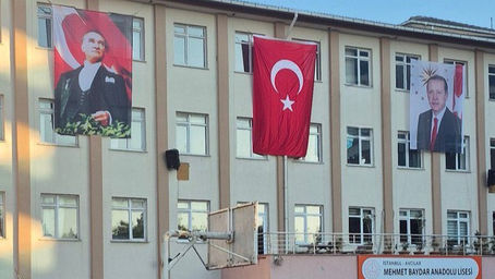 El padre y el presidente de Turquía comparten por primera vez las fachadas de los colegios en el Día de la República