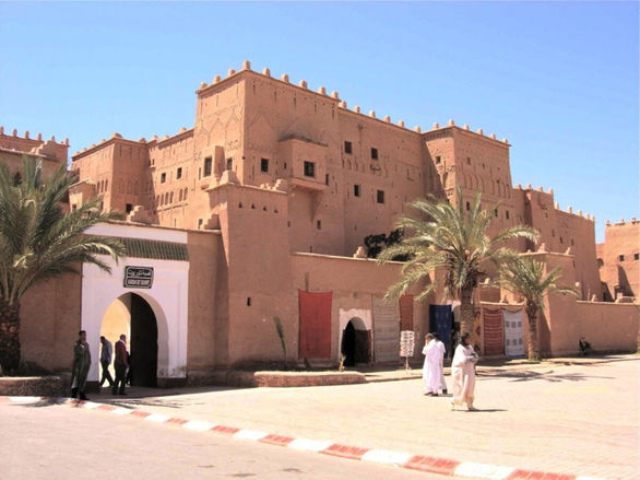 Palazzo storico con portale d'entrata nella città marocchina di Ouarzazate.
