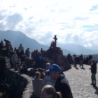 Un insieme di viaggiatori in attesa proprio nella piazza della Cruz del Condor, dove è maggiore la possibilità di avvistare i maestosi uccelli delle Ande
