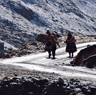 Due campesinos della zona di Palccoyo che tornano al porprio villaggio, sulle ANde, dopo aver trascorso la giornata a lavorare sui campi dell'altopiano