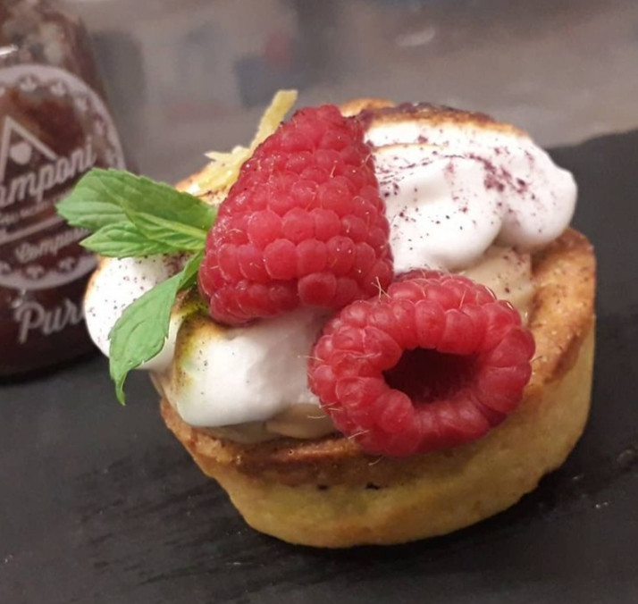 dolce con bavarese al lampone