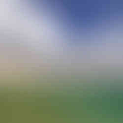 Una laguna cristallina situata accanto a dune di sabbia sotto un cielo drammatico con nuvole dense e luminose che suggeriscono un contrasto dinamico tra calma e tempesta.