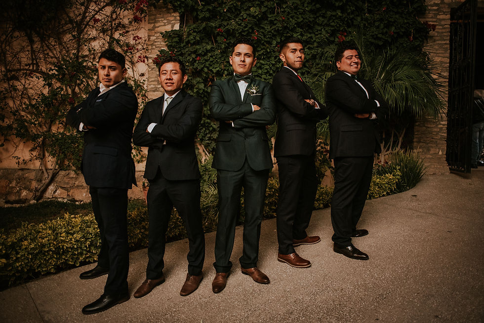 Los damos y el novio posando