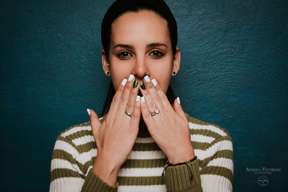 La novia feliz con sus uñas hermosas