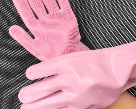 Item 128 - Luva de silicone para lavar louças.
