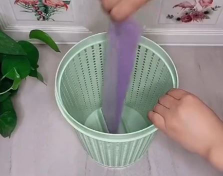 Item 190-Lixeira com porta saco embutido.