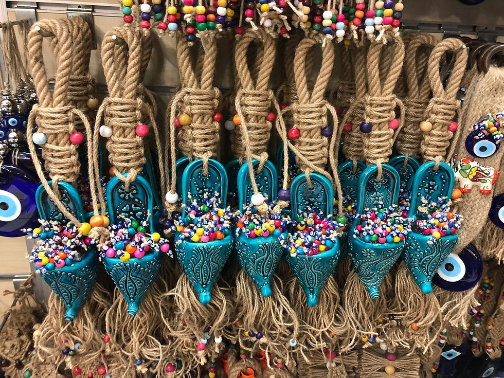 COLGANTE DE OJO MALVADO HECHO A MANO CON DETALLE DE ZAPATO DE CERÁMICA