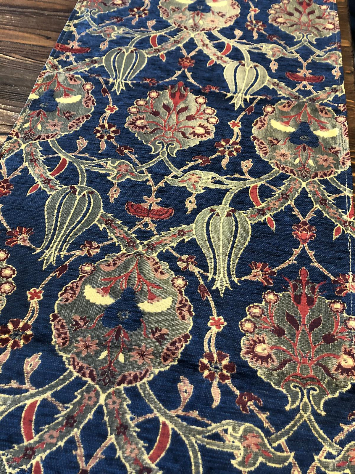 يونيك تابل رنر 0081