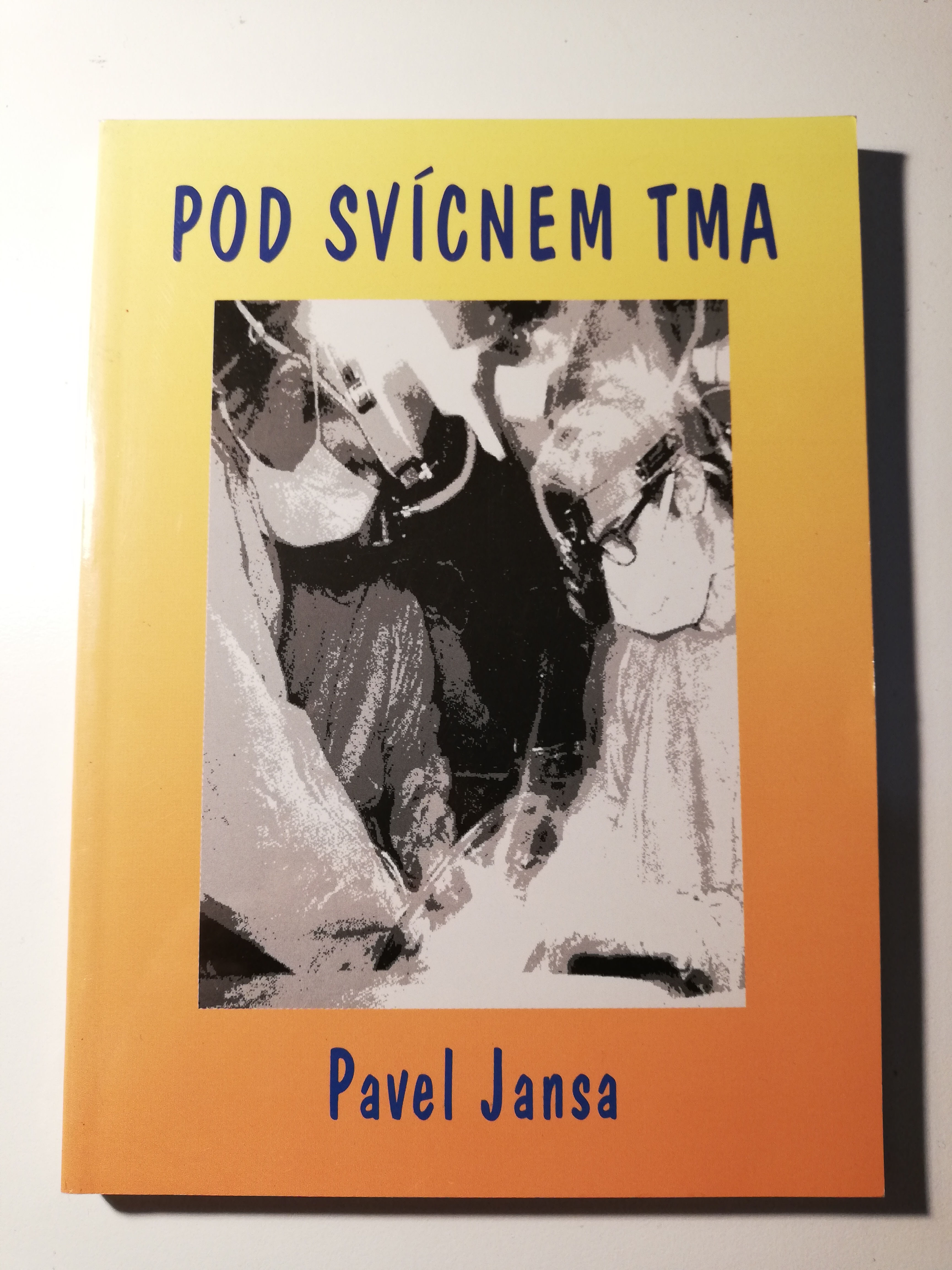 Pod svícnem tma
