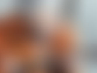 ギターを弾くシニア女性