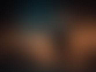 楽しげに光る音符に向かって歩くシニア男性