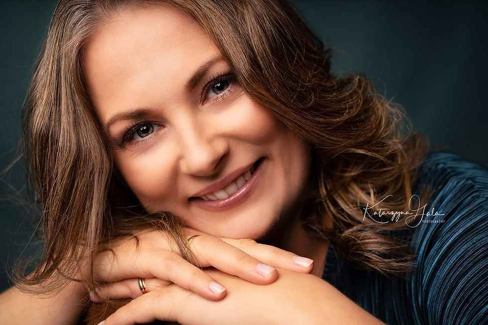 Profesjonell kvinnefotografering i fotostudio i Sætre, nær Oslo, Asker og Drammen. KG photography tilbyr en luksuriøs beautyfotografirng og boudoiropplevelse som hjelper deg å feire og finne deg selv, din styrke og skjønnhet - gjennom en self-love fotografering du aldri vil glemme.