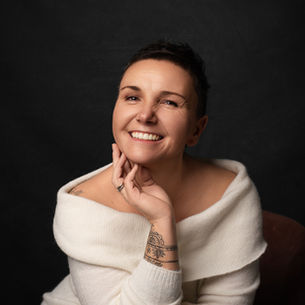 Bilde av en smilende portrett fotograf som spesialiserer seg inne kvinne, gravid, nyfødt og personal branding fotografering.  Katarzyna Gala jobber i KG Photography studio i Sætre, nær Oslo, Drammen og Asker. 