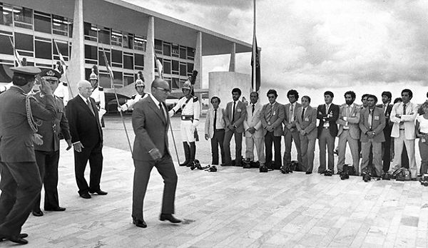 FOTÓGRAFOS BAIXAM AS CÂMERAS DIANTE DE F