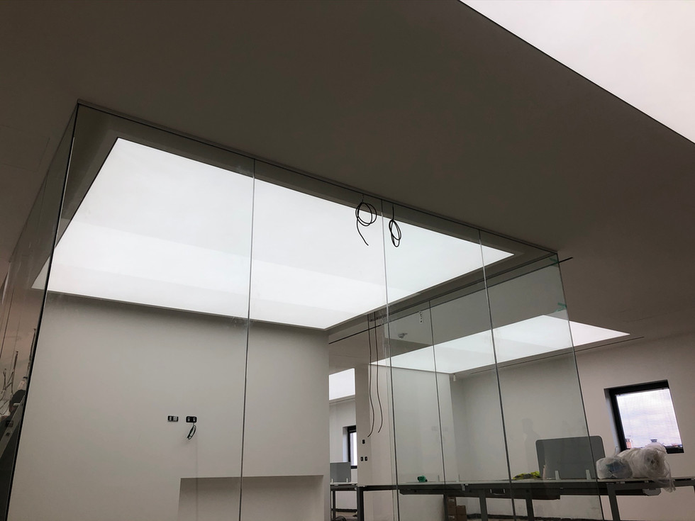 Soffitto luminoso nell'ufficio