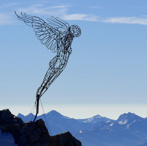 La sculpture en métal Envol au sommet de la montagne