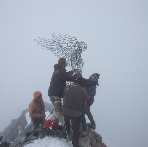 Installation de la sculpture Envol au sommet de la barre des Écrins avec le participation de Sylvain Tesson