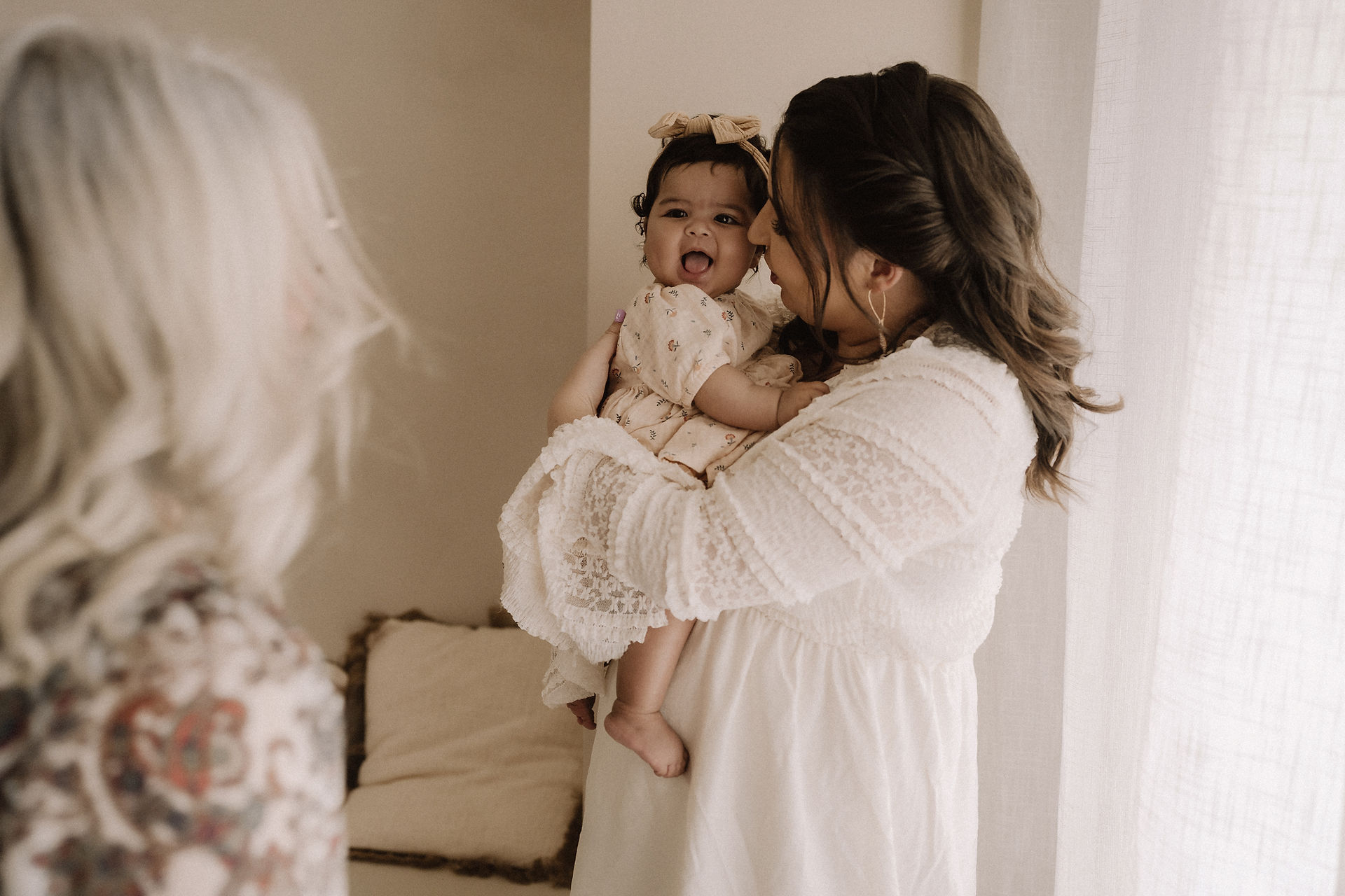 Quand mamie fait rire sa petite fille 