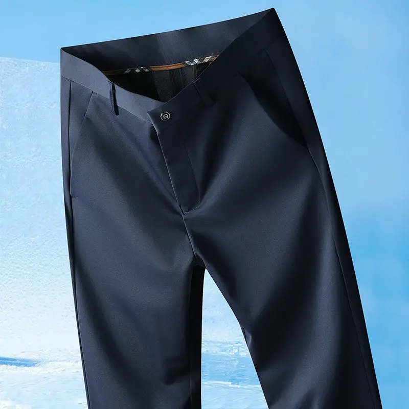 Thumbnail: Calça masculina casual azul-marinho de corte reto e elástico.