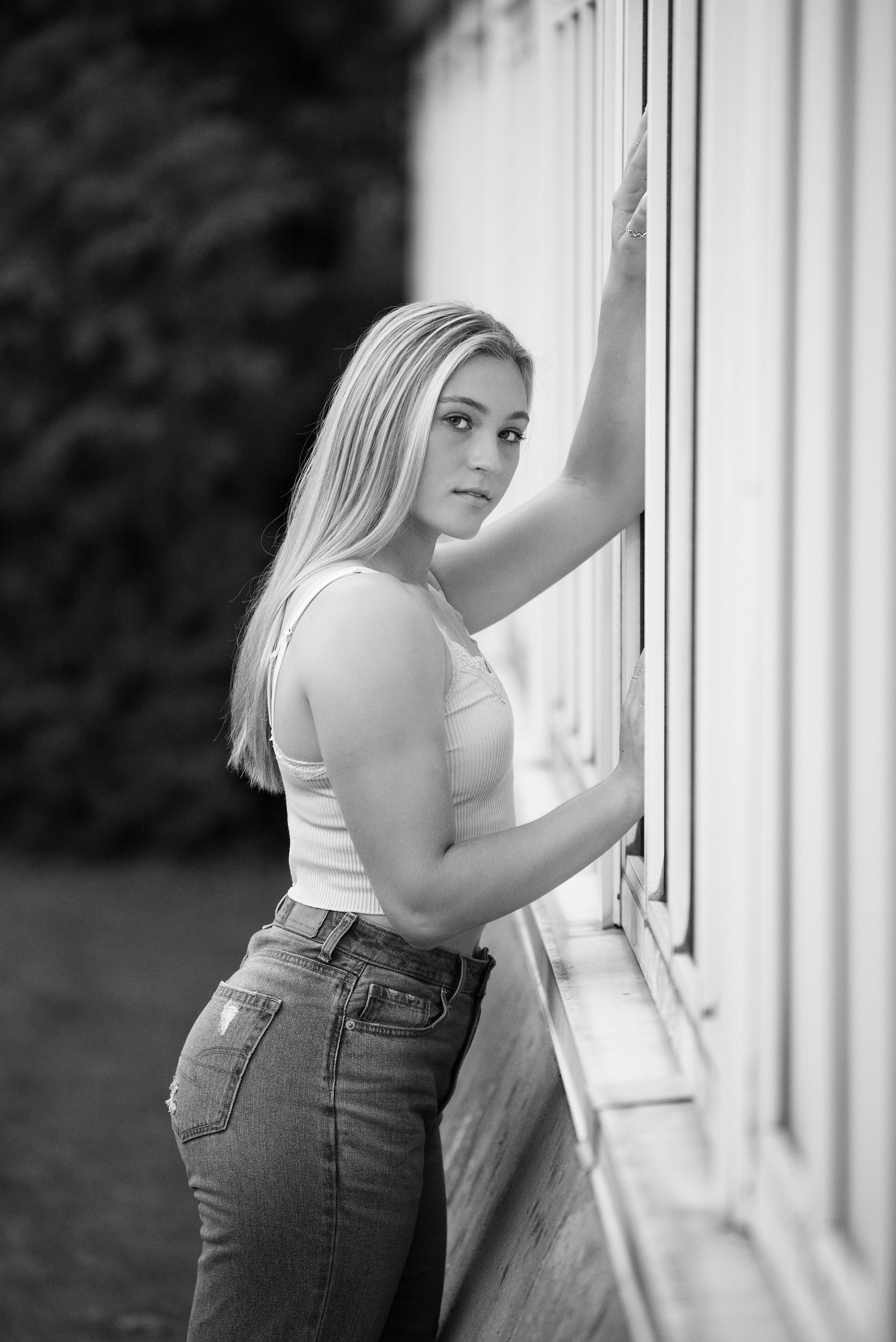 Black and white portrait of a senior girl at Phipps Conservatory 