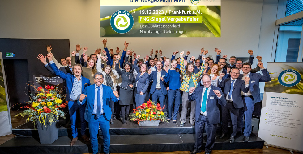 Gruppenfoto der Ausgezeichneten auf der Vergabefeier des FNG-Siegels 2024