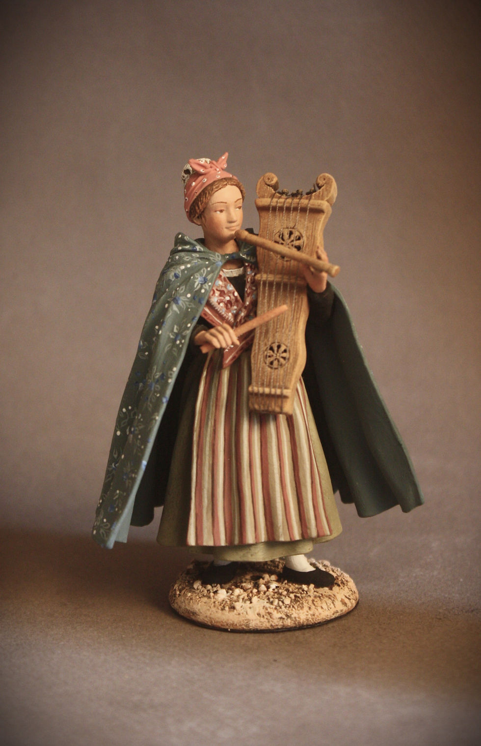 Arlésienne joueuse de tambour à cordes