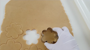 Decuparea aluatului de turtă dulce și biscuiți