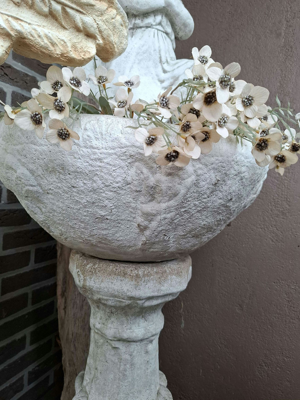 Thumbnail: Betonnen sokkel pot en engel