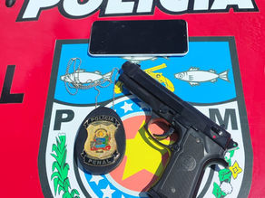 Simulacro de arma de fogo e distintivo falso levam mulher à prisão em Delmiro Gouveia