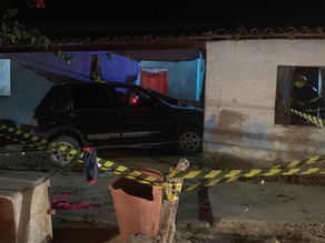 Motorista perde controle de carro e invade residência em Delmiro Gouveia