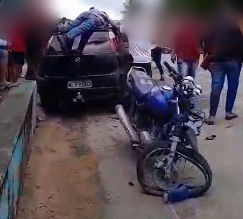 Moto perde freio em ladeira e desgovernada colide na lateral de um carro em Mata Grande