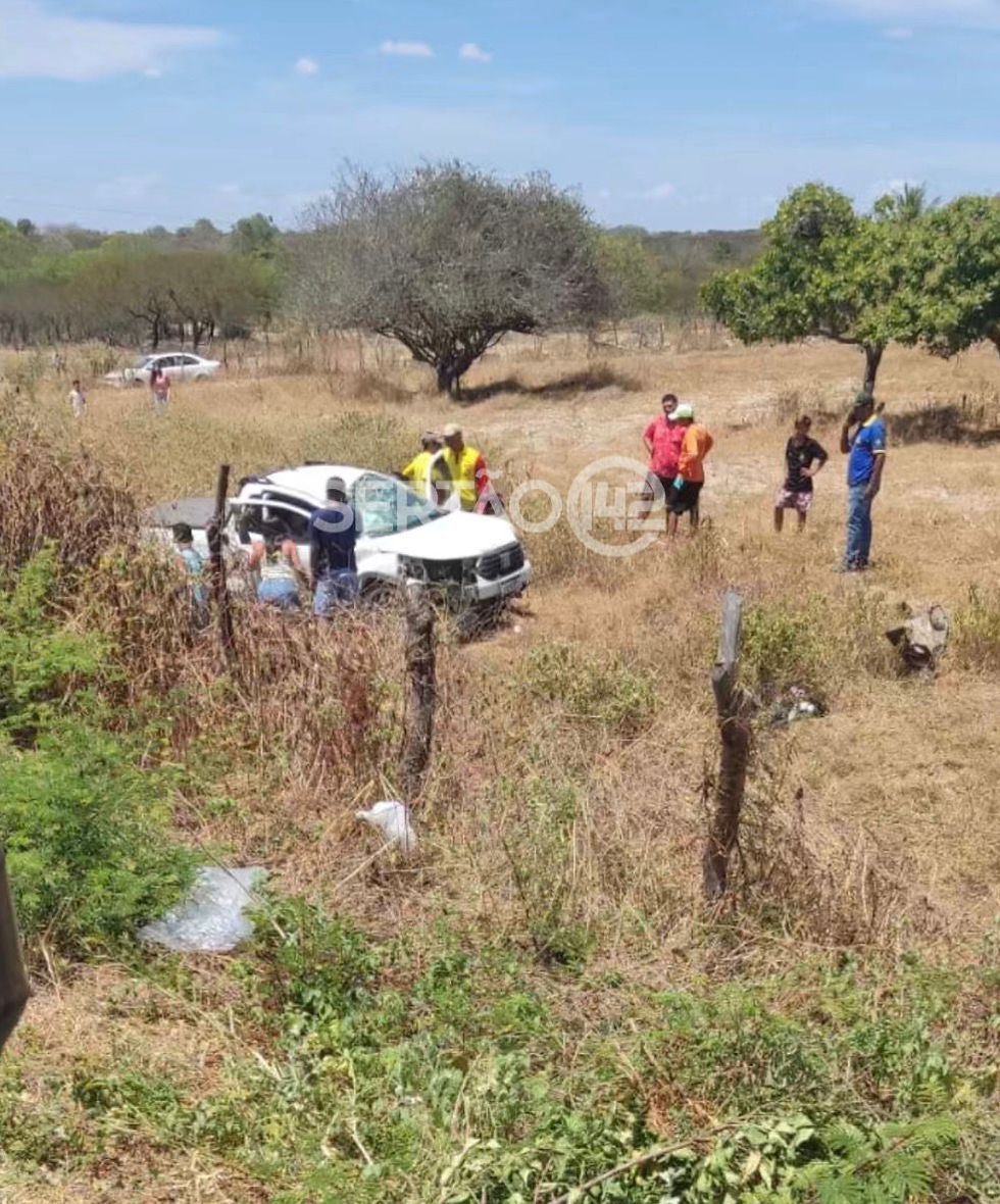 Mãe e filha ficam feridas após carro capotar na AL-145 em Água Branca