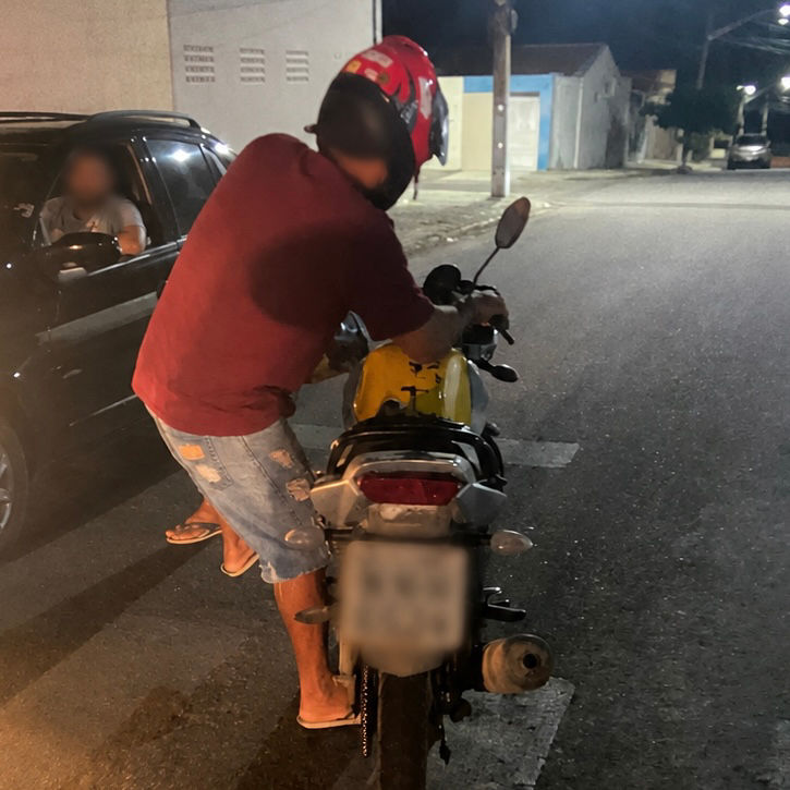 Mulher diz que teve carro atingido por motociclista e busca identificar condutor para cobrar prejuízo em Delmiro Gouveia