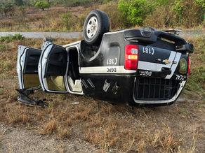 Viatura da Polícia Civil capota em trecho da AL-220 em São José da Tapera