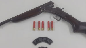 Homem é detido por posse ilegal de arma de fogo em Carneiros