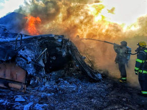 Carroceria de carreta e embarcação ficam totalmente destruídas em incêndio na BR-423 em Ouro Branco