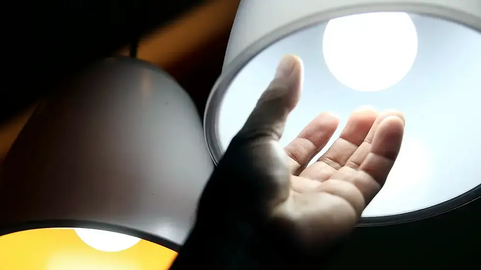 Aneel anuncia bandeira amarela para maio, e conta de luz vai ficar mais cara