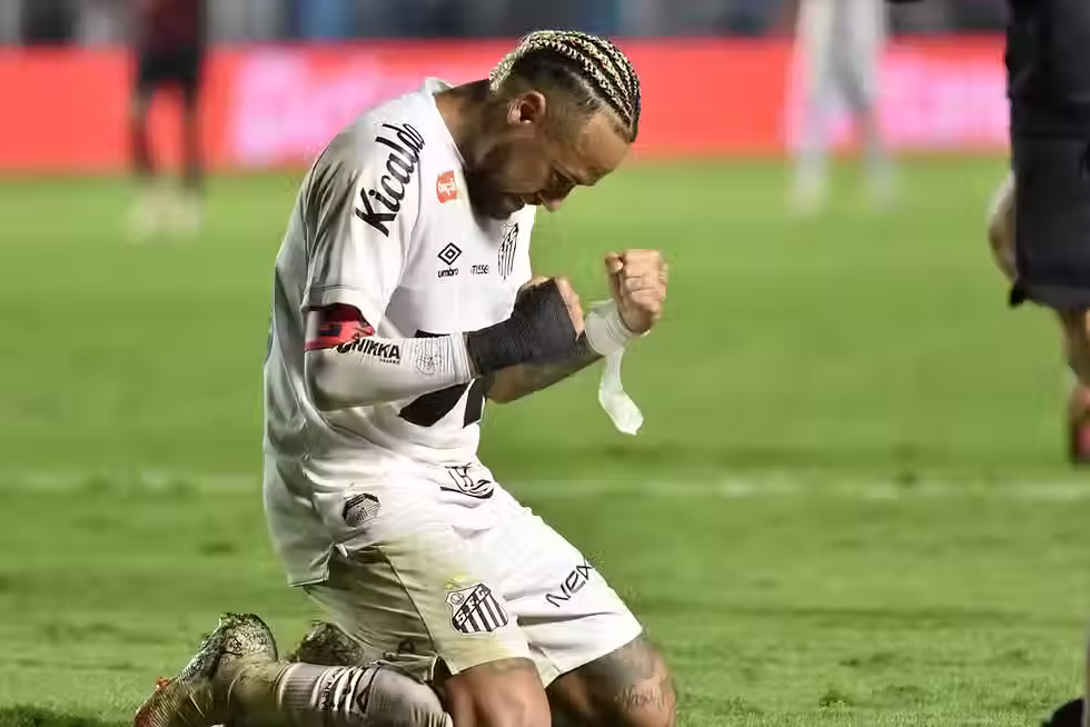 Santos compete e vence Flamengo com duas versões de Neymar