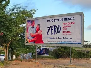 Lira espalha outdoors sobre isenção do IR e provoca Renan Calheiros